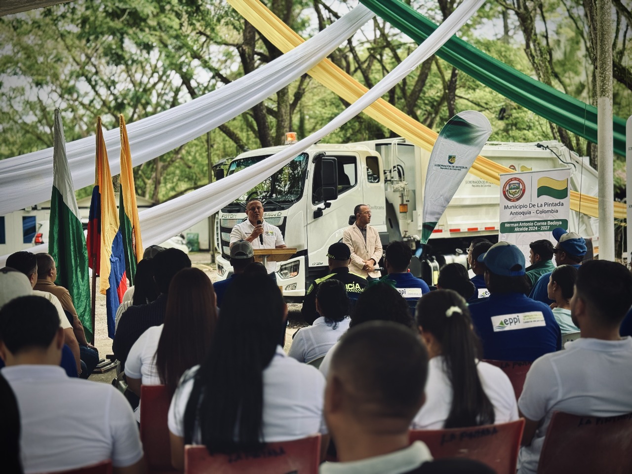 Gobernación de Antioquia ha entregado 14 vehículos compactadores de residuos sólidos a 13 municipios