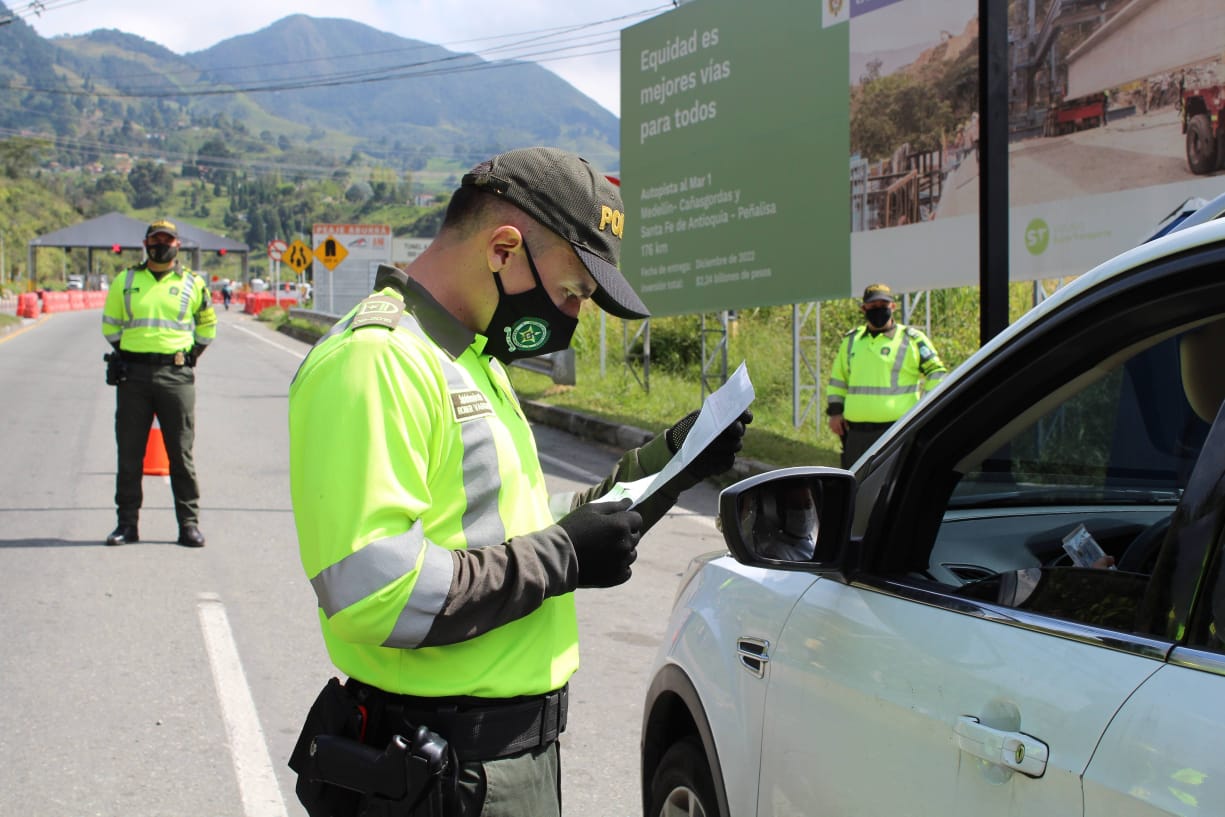 Toque de Queda Por la Vida y Pico y Cédula