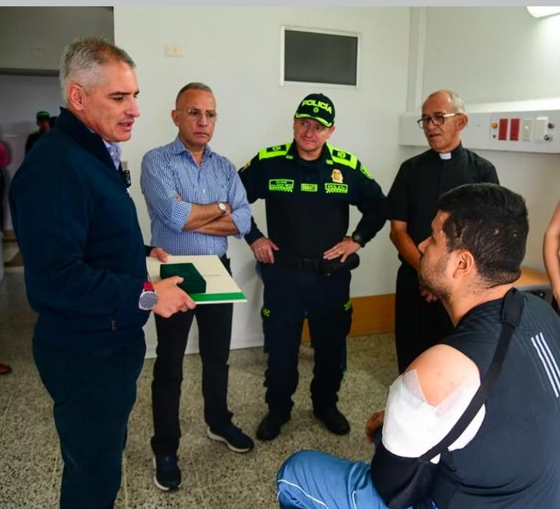 El Gobernador Andrés Julián condecoró a dos Policías más, quienes se recuperan en centros hospitalarios 