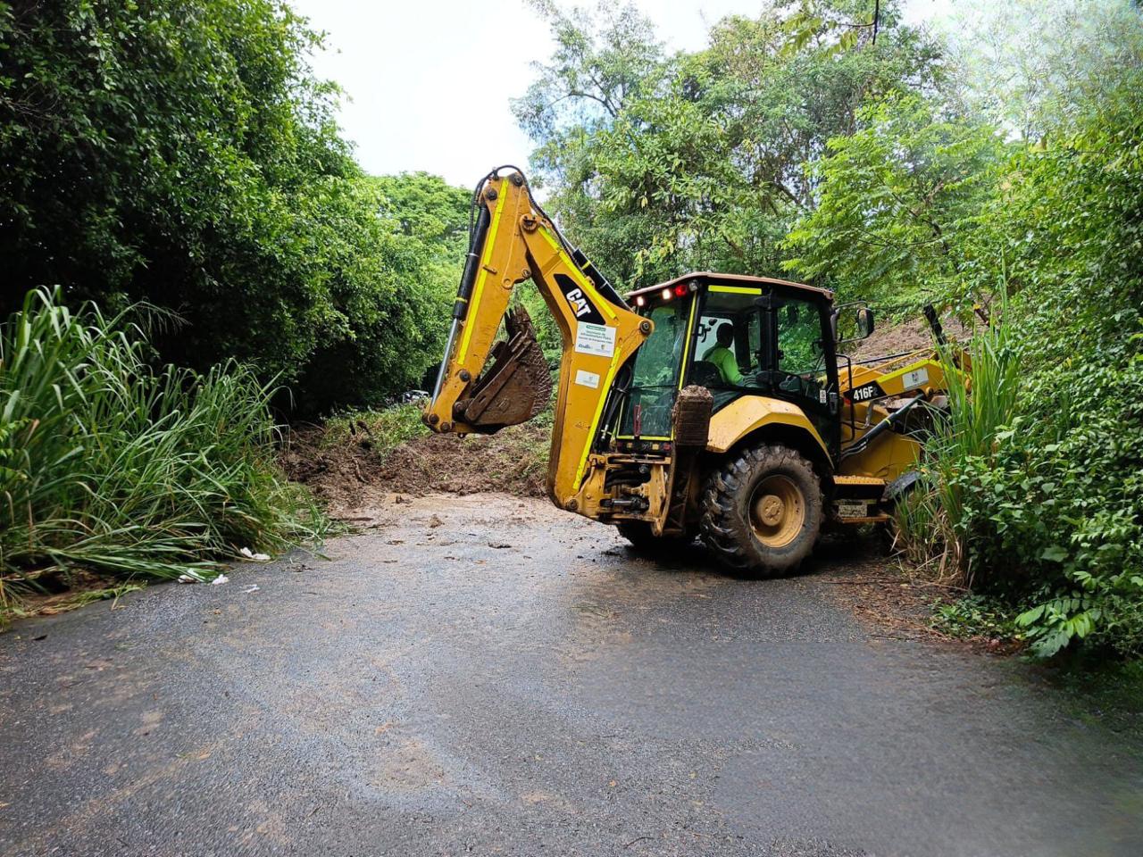 Con 20 frentes de maquinaria amarilla en todo el Departamento, la Gobernación de Antioquia a ende emergencias viales y puntos críticos