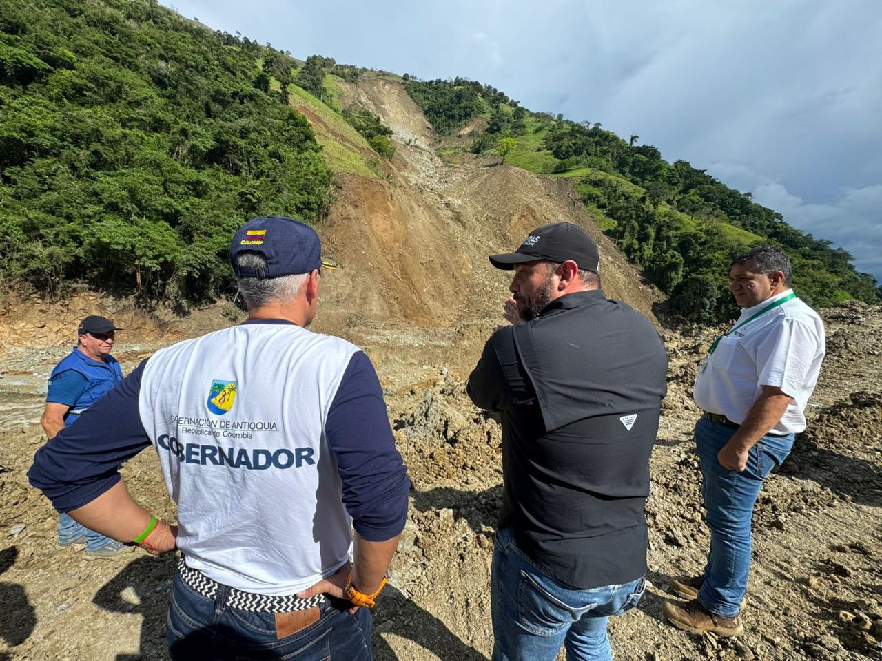 El Gobernador Andrés Julián recorrió la Troncal del Café y otras vías del Suroeste para evaluar las afectaciones por lluvias 