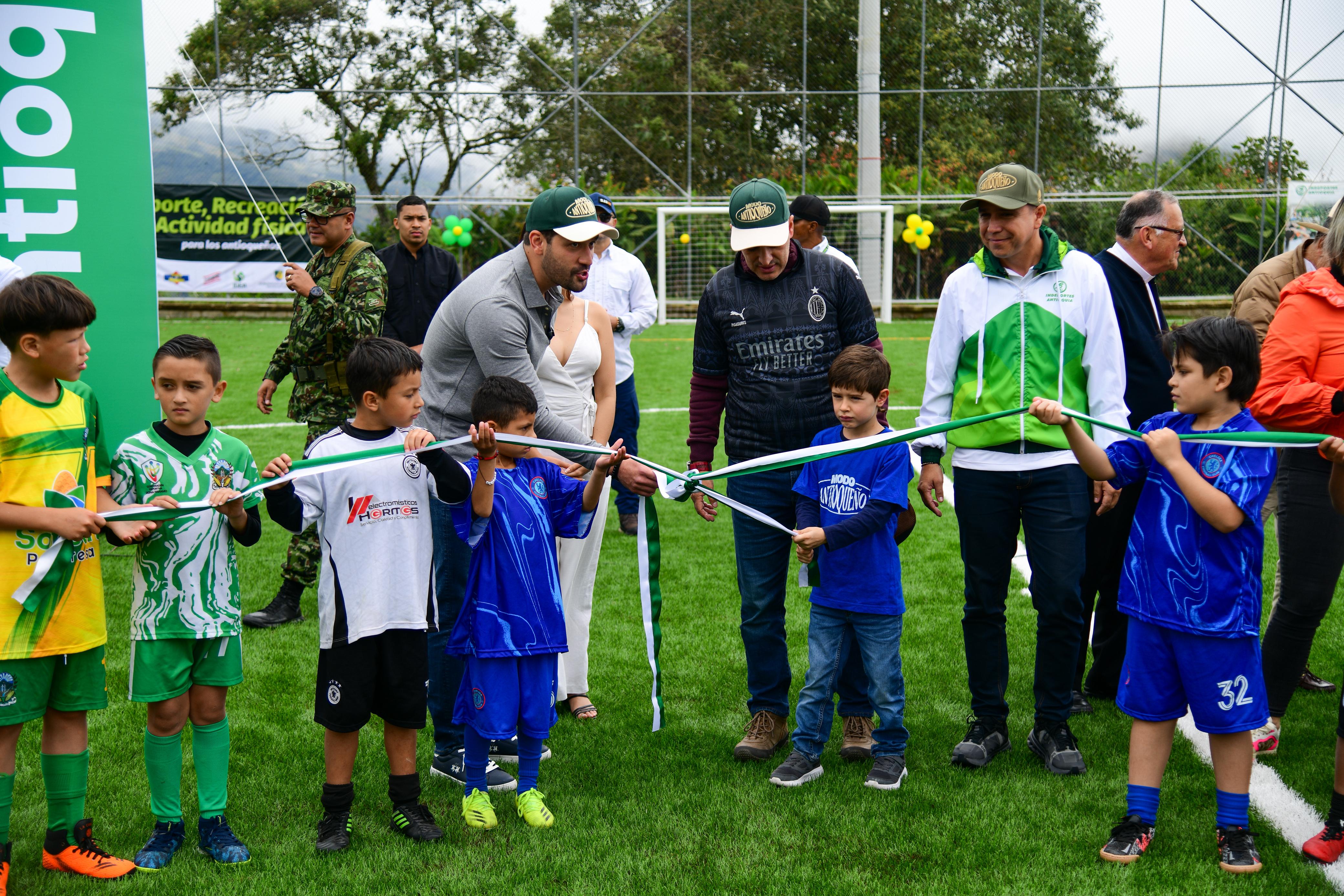 Gobernador Andrés Julián entregó obras de mejoramiento del estadio Héctor Urrea Hernández en Sonsón 