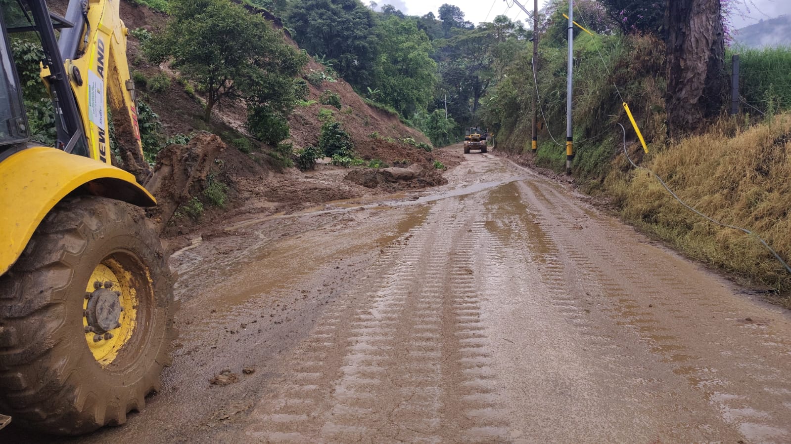 La Gobernación de Antioquia atiende puntos viales y acompaña a los municipios en recientes emergencias por lluvias 