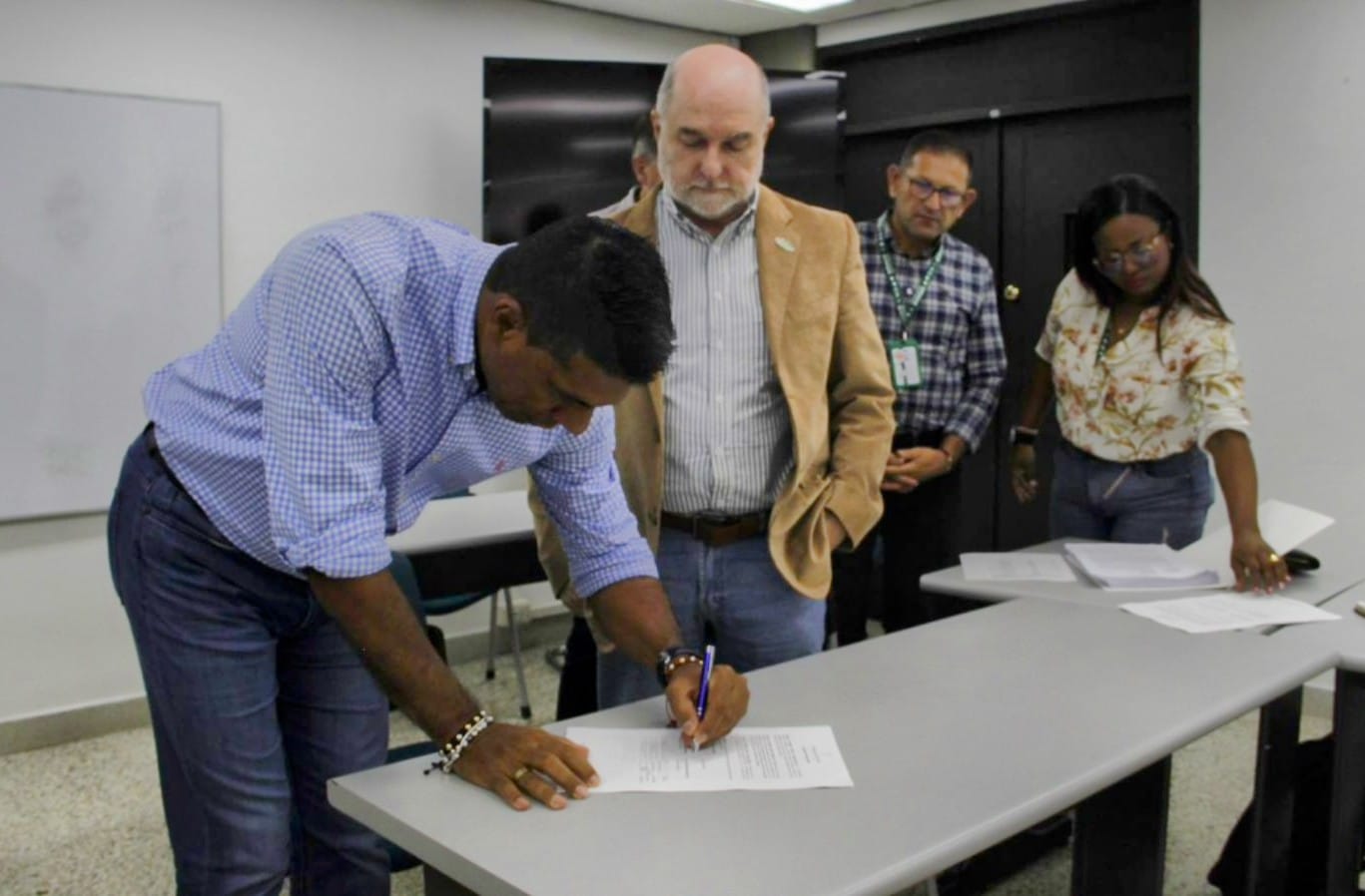 Gobernación de Antioquia transfiere recursos a 30 municipios no certificados en educación para garantizar el transporte escolar en zonas rurales 