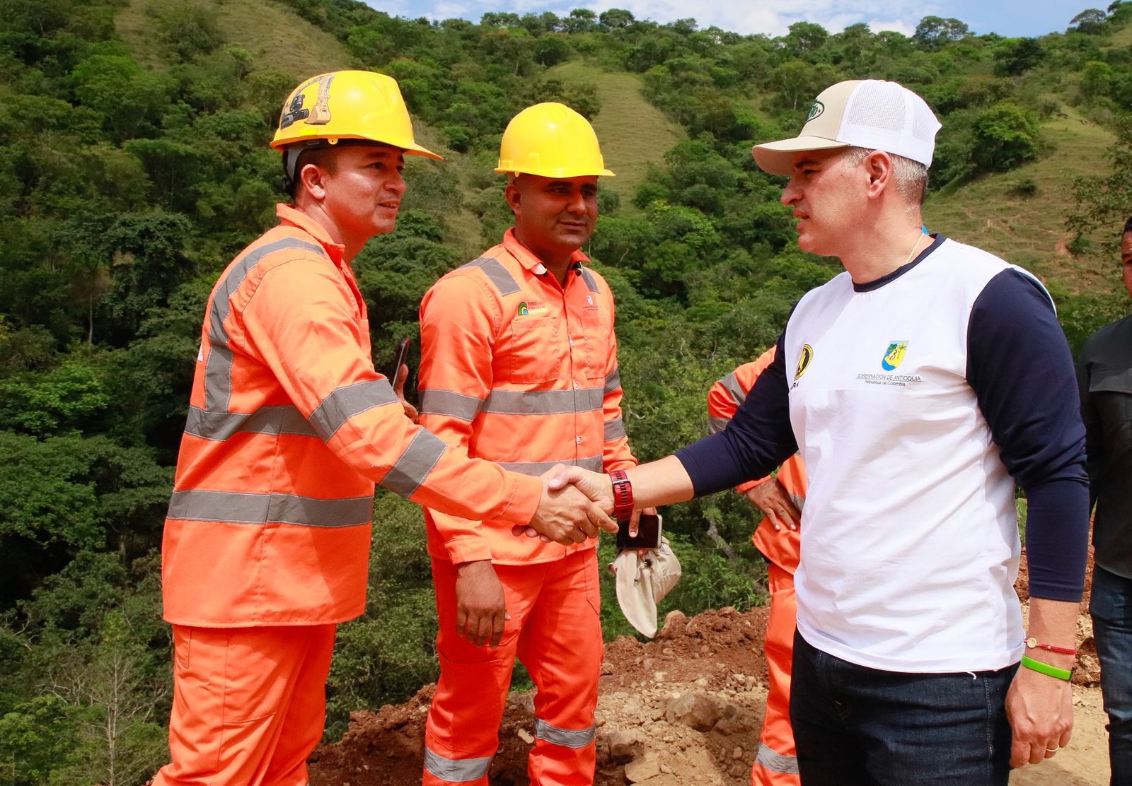 Gobernador Andrés Julián recorrió nuevas obras del tramo cedido por el Gobierno Nacional al Departamento de Antioquia en la Nueva Vía al Mar 