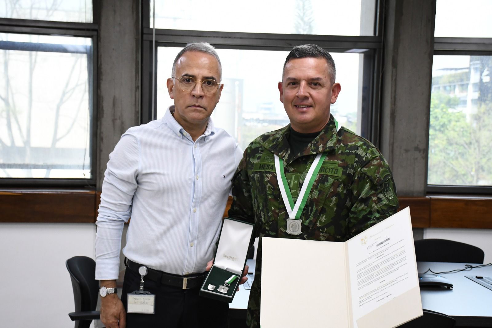 La Gobernación de Antioquia condecoró al comandante del Batallón de Instrucción y Entrenamiento No. 4 del Ejército Nacional 