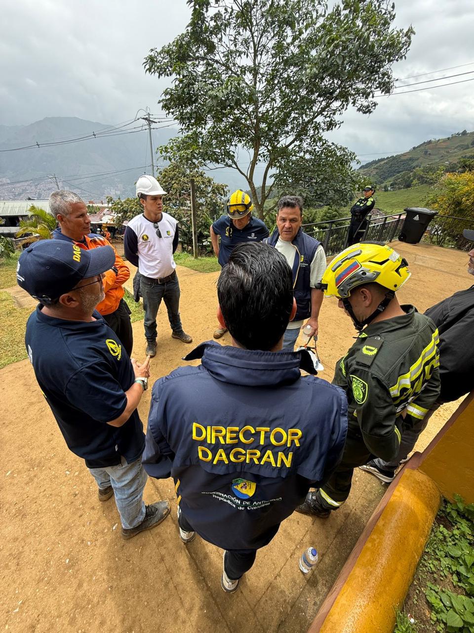 Maquinaria amarilla remueve material del deslizamiento y da capacidad hidráulica a la quebrada Cañada Negra 