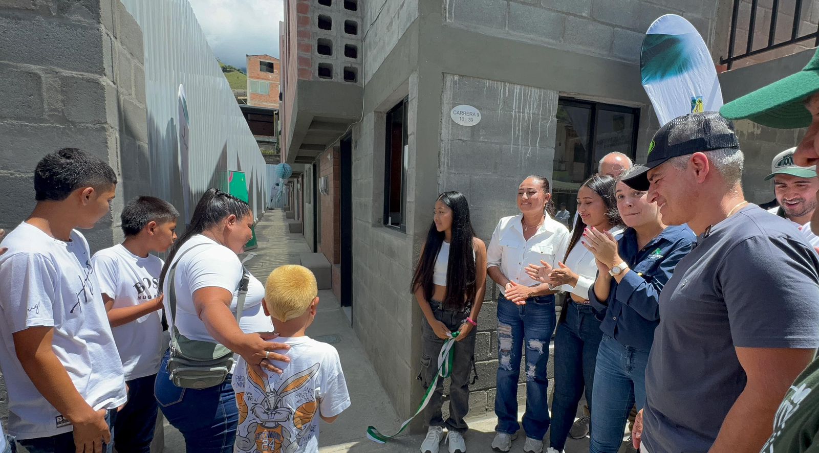 Gobernador Andrés Julián entregó ocho nuevas viviendas a familias damnificadas por lluvias en Dabeiba 