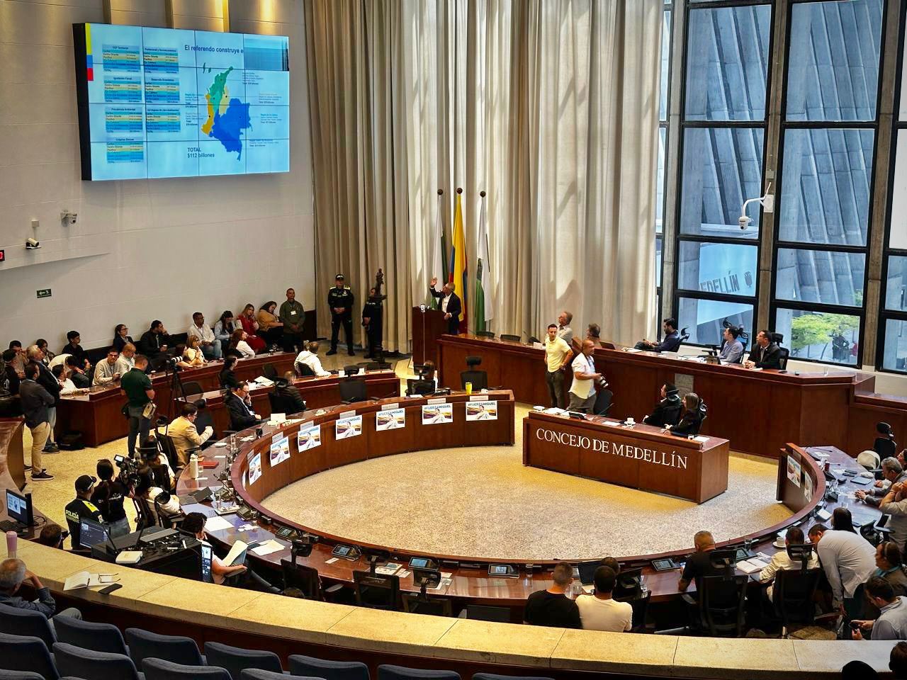 Gobernador de Antioquia expuso ante el Concejo de Medellín necesidad de profundizar en la autonomía para las regiones 