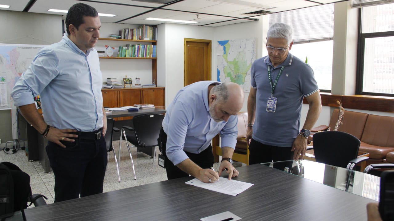 La Gobernación de Antioquia firmó convenios con seis municipios para el mejoramiento de infraestructura educativa 