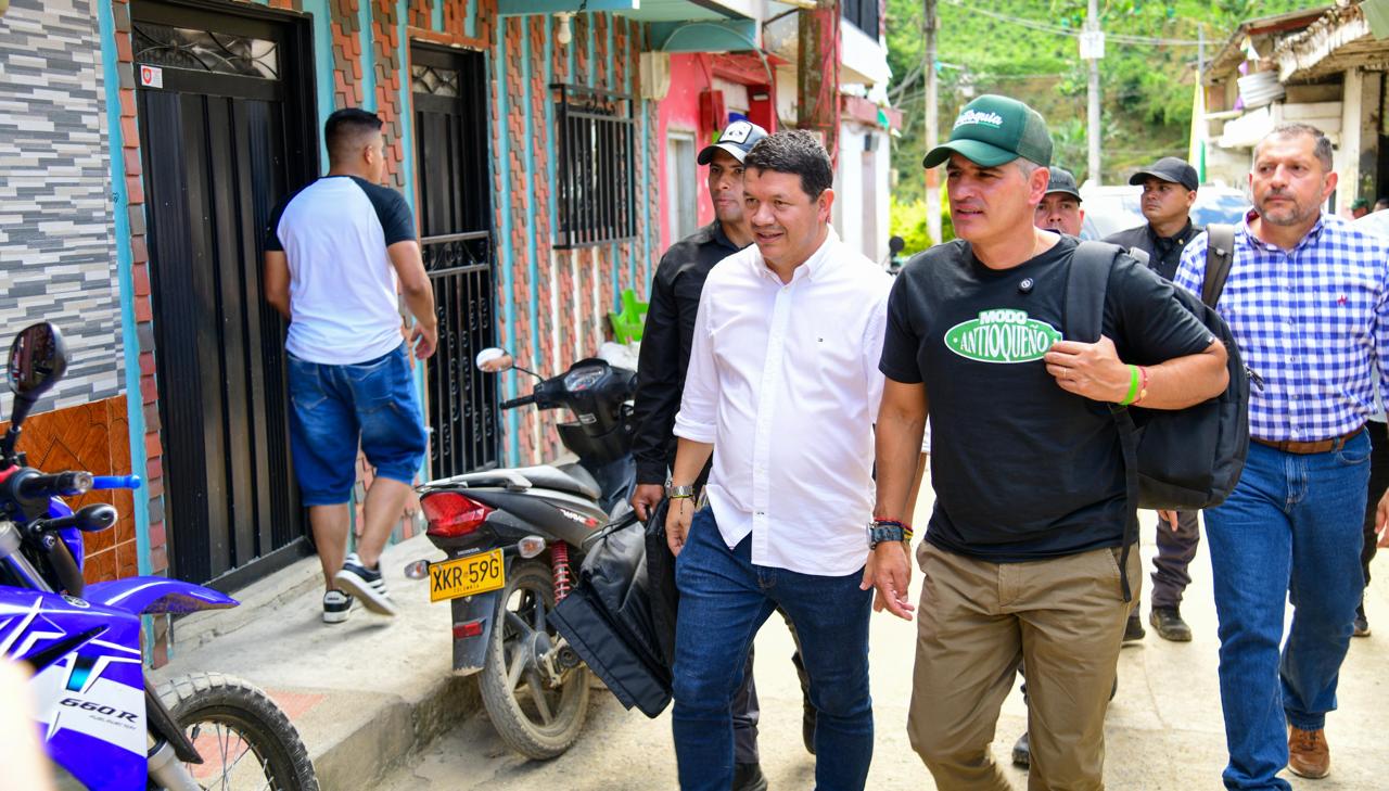 El Gobernador Andrés Julián anunció hasta 200 millones de pesos de recompensa para capturar a alias Soldado y alias Barcelona, quienes delinquen en el Suroeste antioqueño 