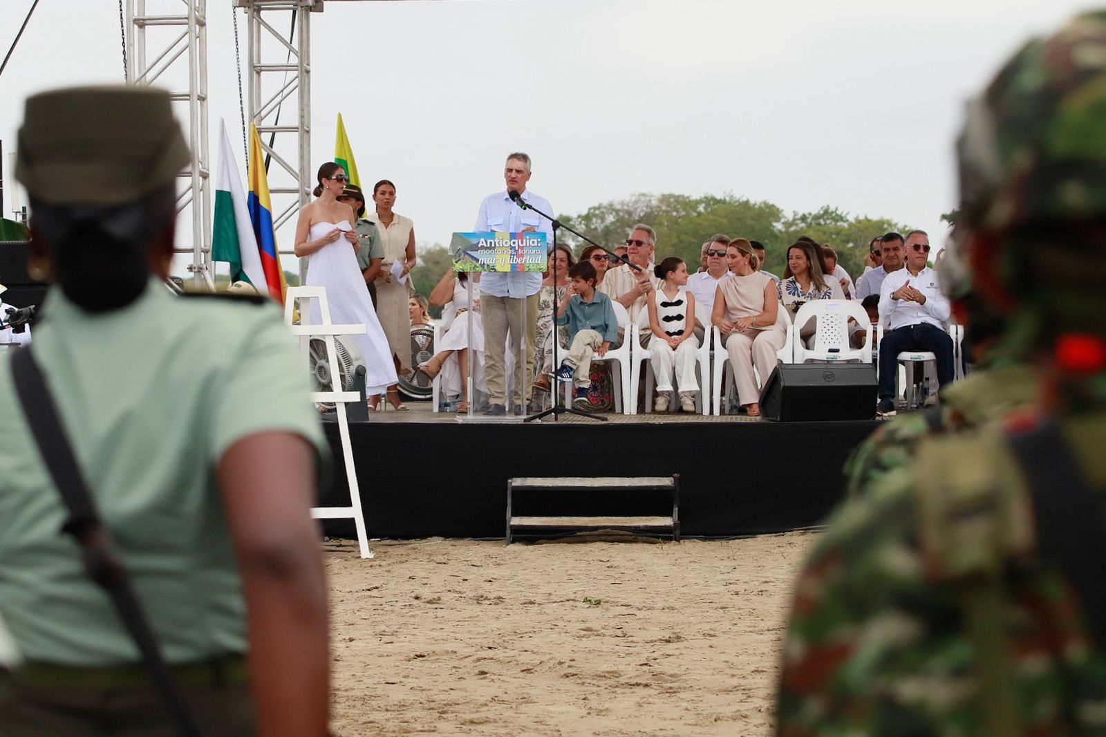 “Ustedes no están solos, cuentan con Dios, con este servidor y con 7 millones de antioqueños”, dijo el Gobernador Andrés Julián a soldados y policías en la conmemoración del 20 de julio en Urabá 