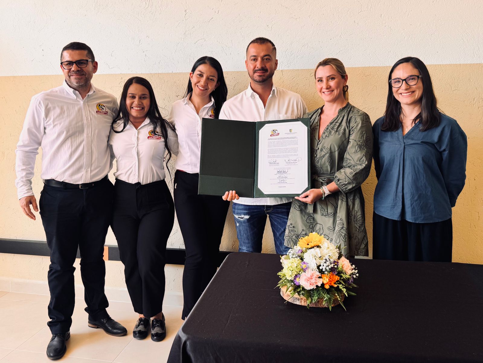 Gobernación de Antioquia y Supermercados La Vaquita impulsan la autonomía económica de las mujeres con formación certificada y nuevas oportunidades laborales 