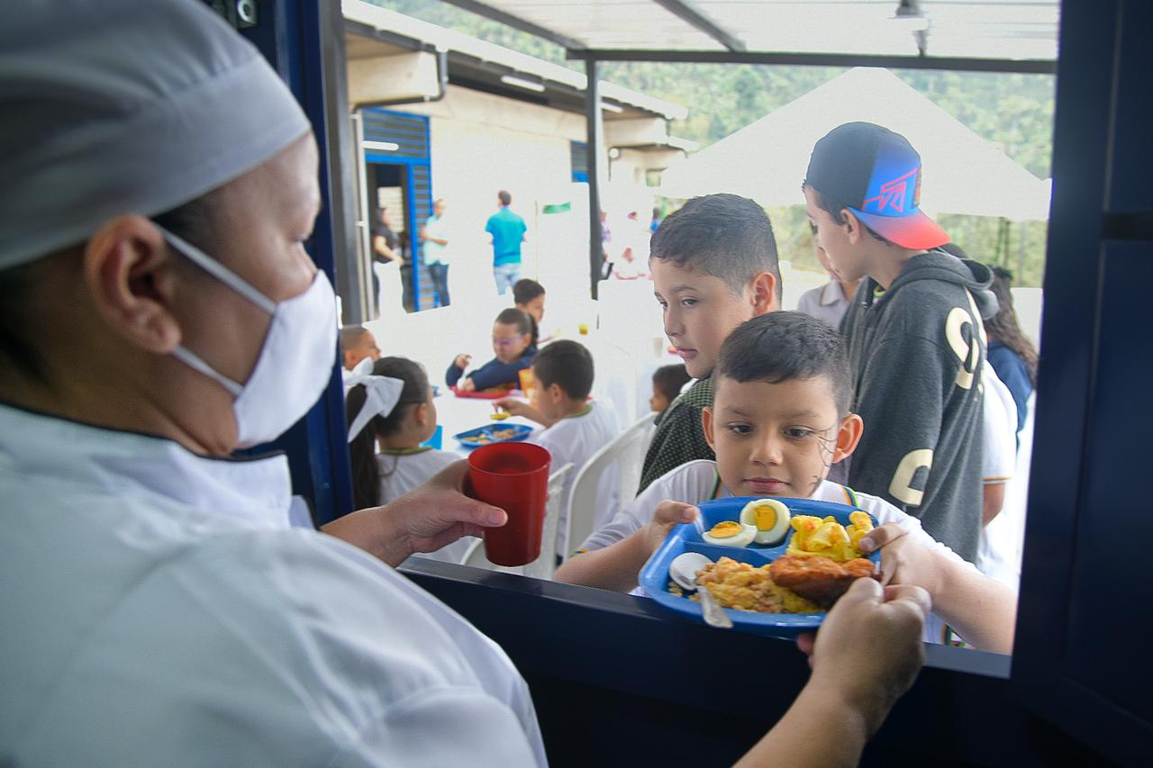 La Gobernación de Antioquia garantiza alimentación escolar para más de 311 mil estudiantes hasta finalizar 2025 