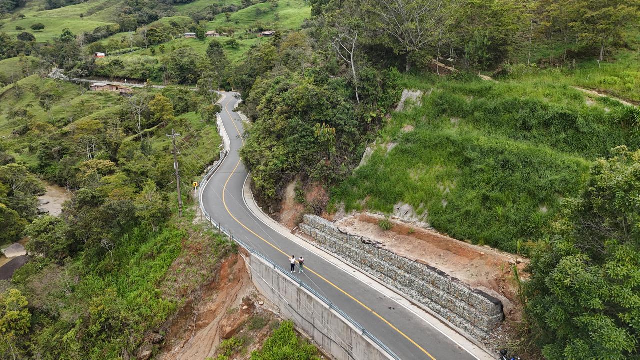 En Angostura, el Gobernador Andrés Julián inauguró dos kilómetros de vía que conectan a este municipio con Carolina del Príncipe 