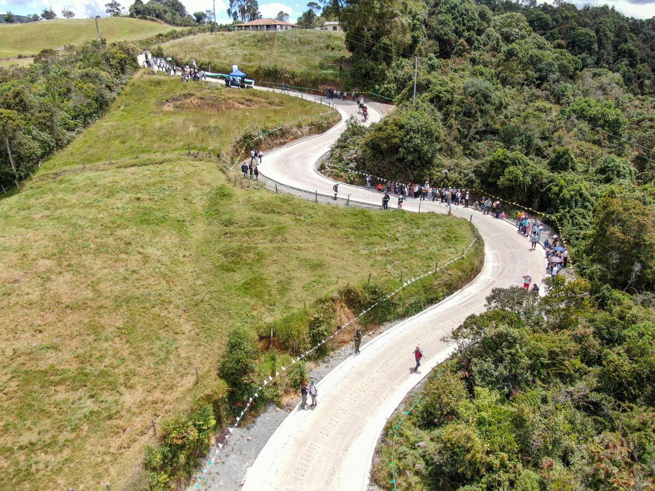 El Gobernador Andrés Julián entregó en San Pedro de los Milagros obras de placa huella y aportes para la banda sinfónica municipal 