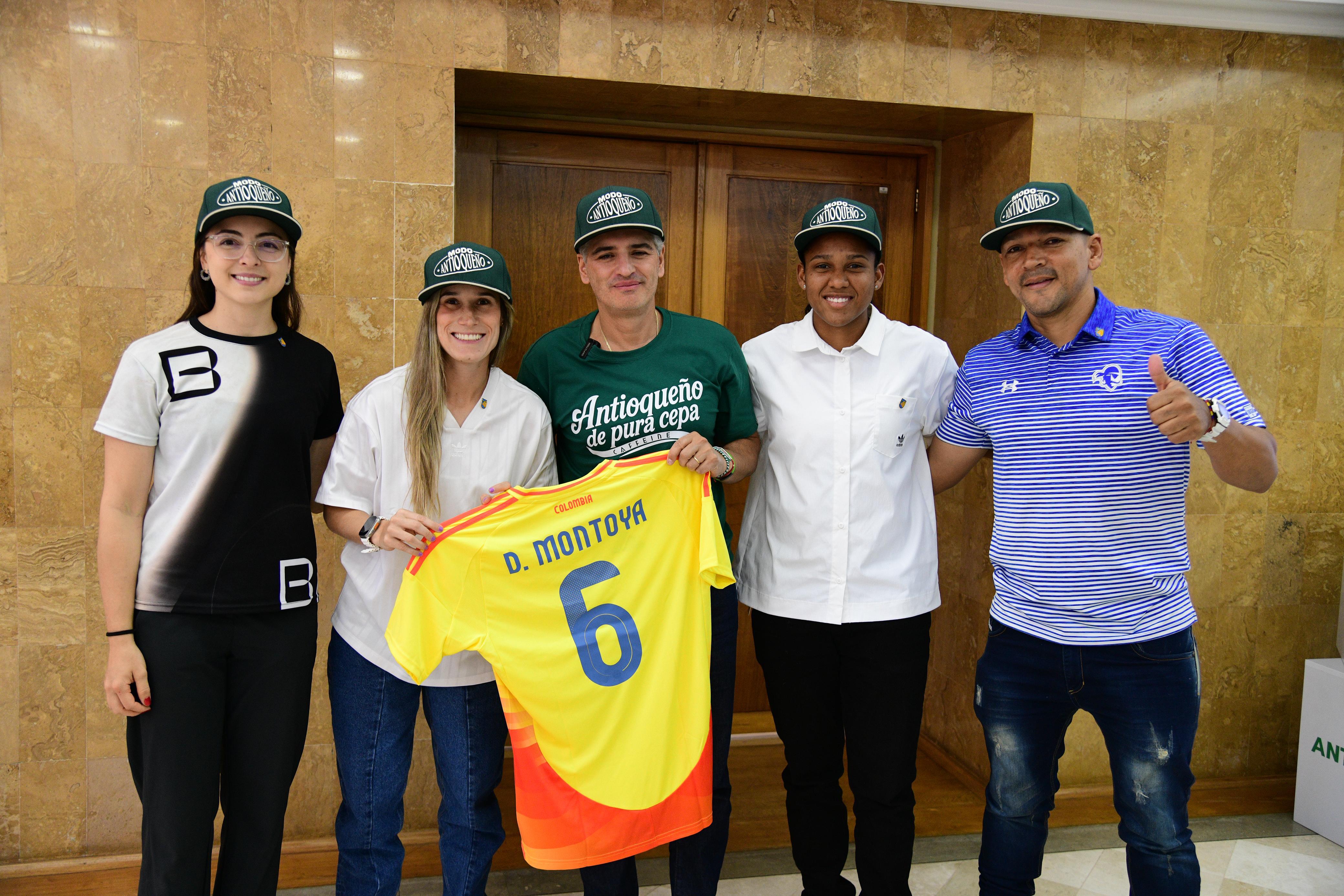Gobernador Andrés Julián reconoció a jugadoras y cuerpo técnico de la Selección Femenina de Fútbol 
