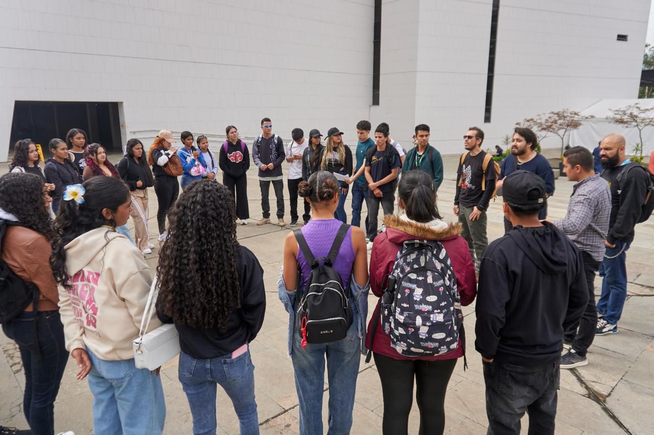 Con el apoyo de la Gobernación de Antioquia, 102 jóvenes del departamento recorrieron Medellín y descubrieron diversas experiencias 