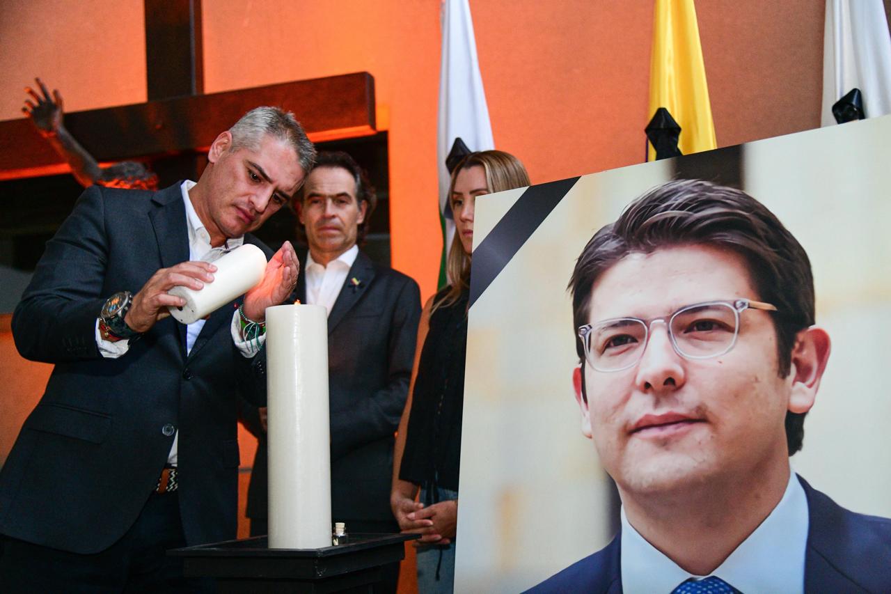 El Gobernador Andrés Julián y el alcalde de Medellín, Federico Gutiérrez, convocan a los Antioqueños a una velatón para elevar una oración por el Senador y precandidato presidencial Miguel Uribe Turbay, su familia y por Colombia  