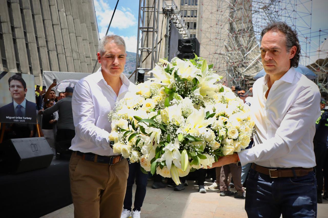 “Antioquia y Colombia necesitan que la fe y la esperanza florezcan para salir adelante”, dijo el Gobernador Andrés Julián en la homilía por el senador y precandidato presidencial Miguel Uribe Turbay 