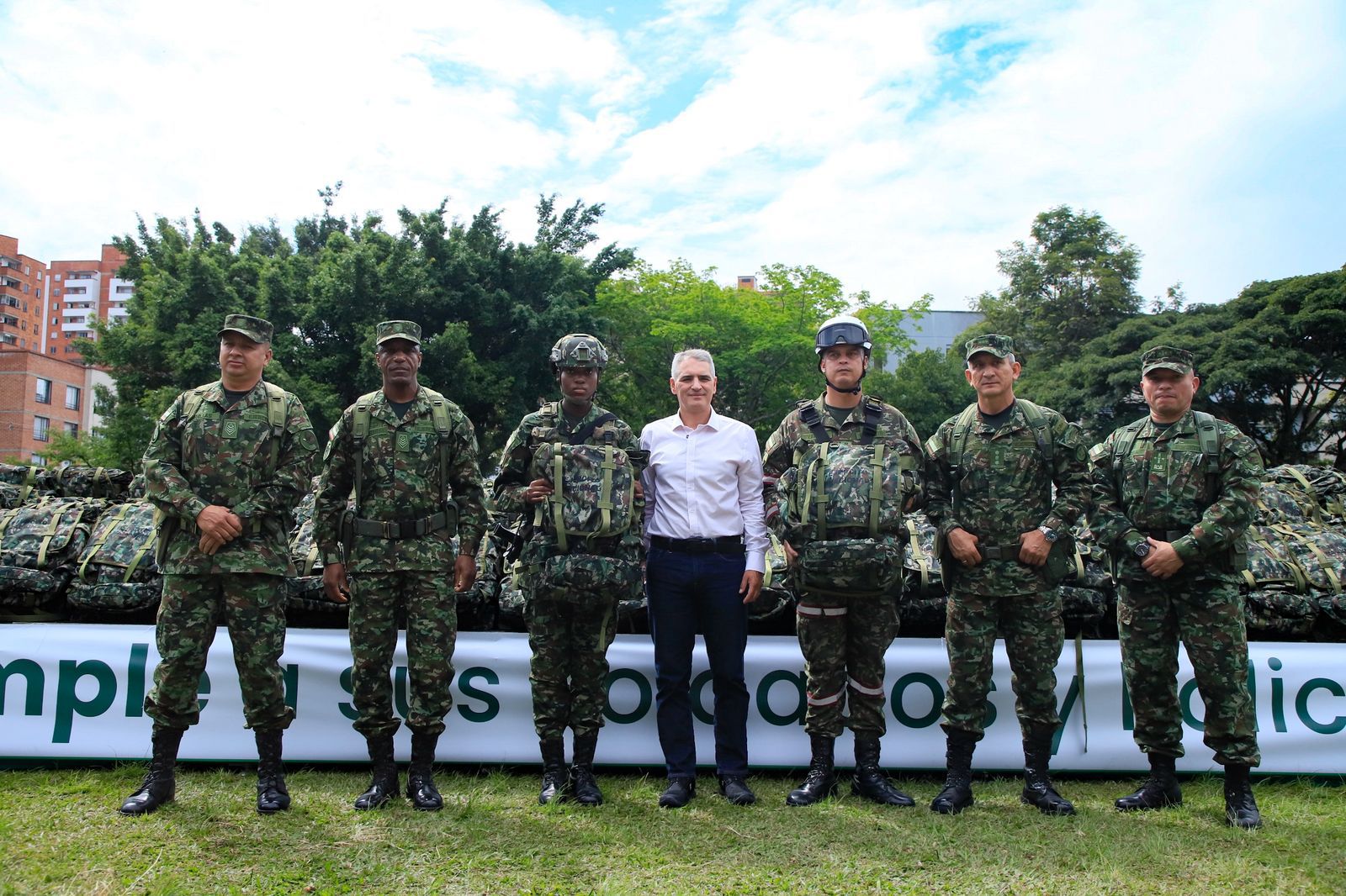 La Gobernación de Antioquia le sigue cumpliendo a los soldados: se entregaron 500 morrales de dotación para el Ejército con recursos de la Tasa de Seguridad 
