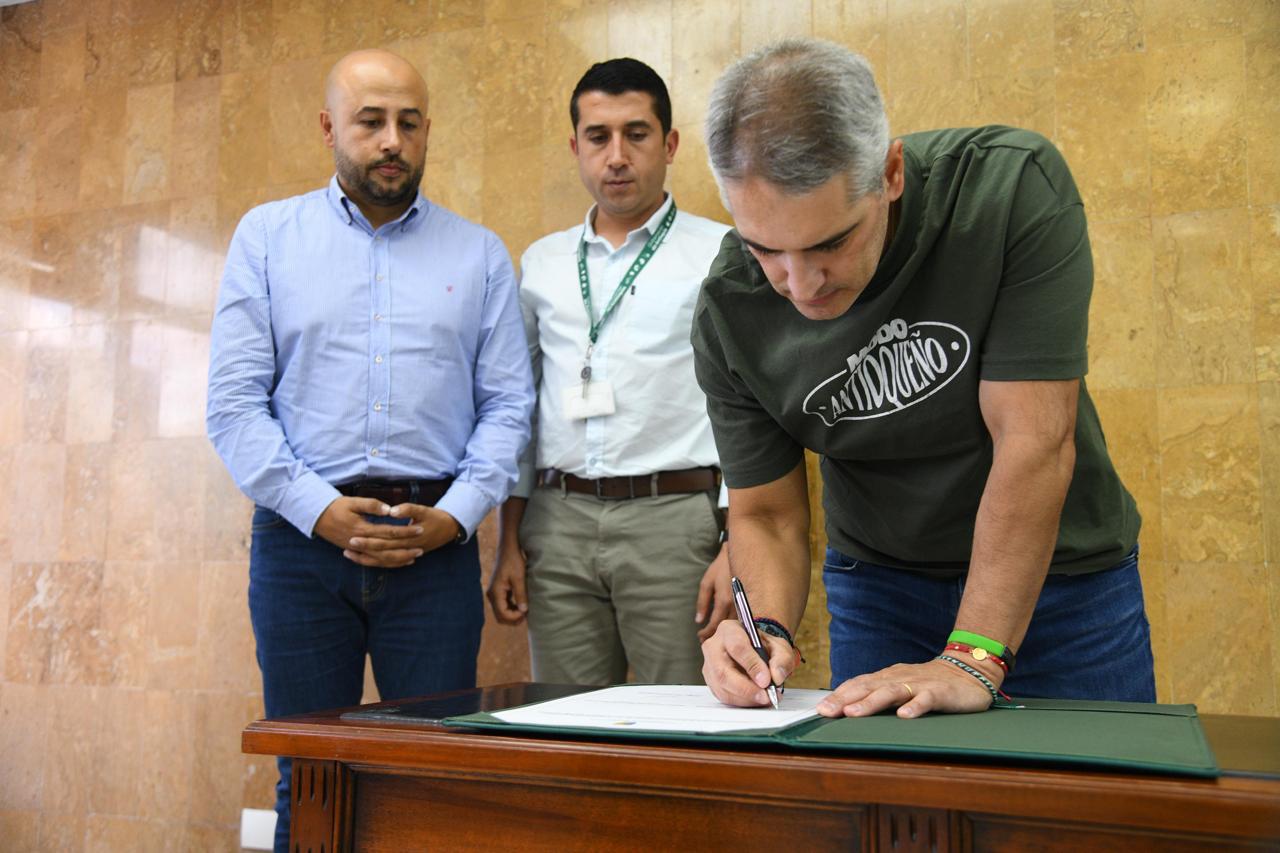 La Gobernación de Antioquia firmó convenio con Cornare y El Carmen de Viboral para la conservación catastral con enfoque multipropósito