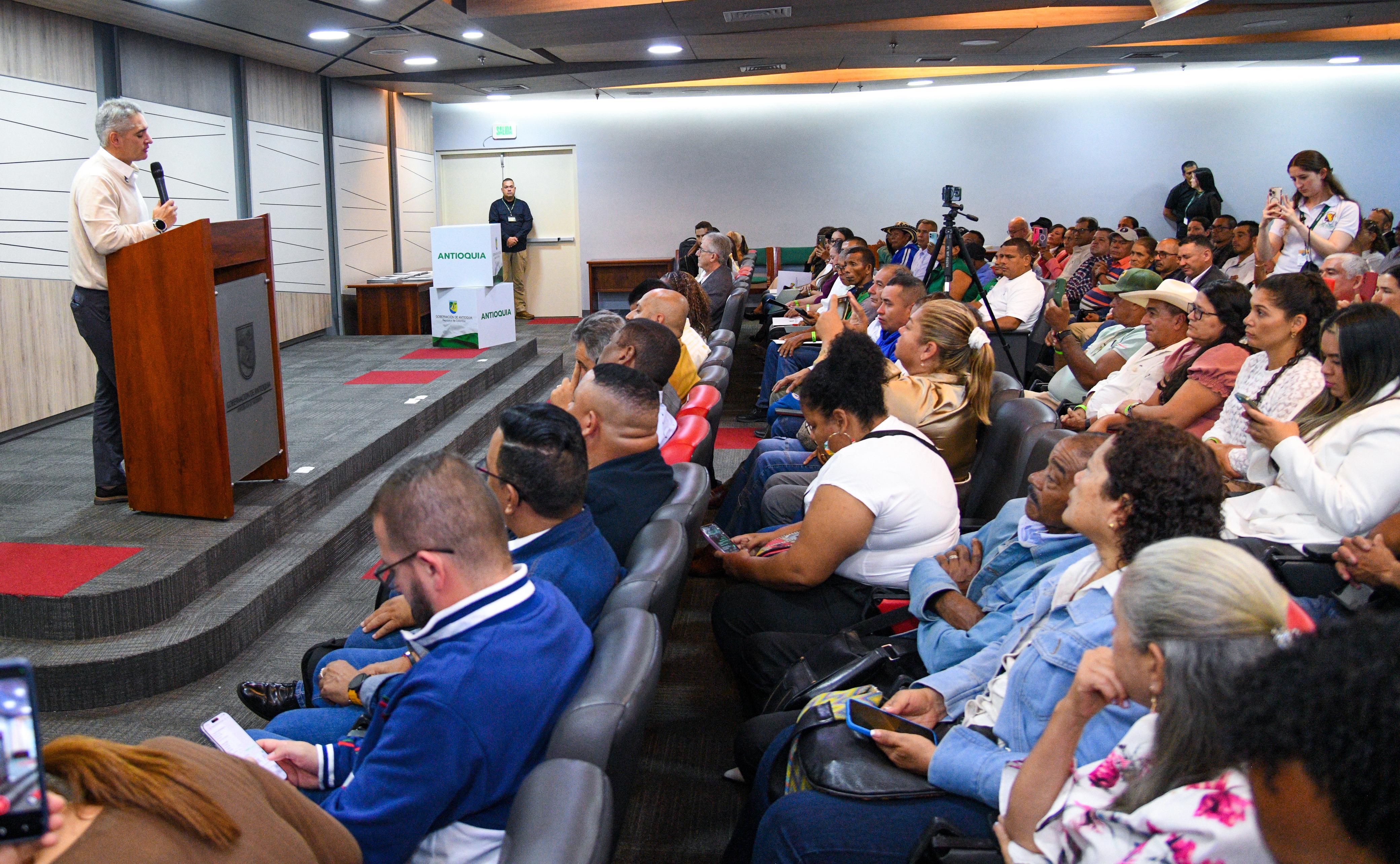 Gobernación de Antioquia entregó reconocimientos a líderes y a organizaciones comunales del departamento 