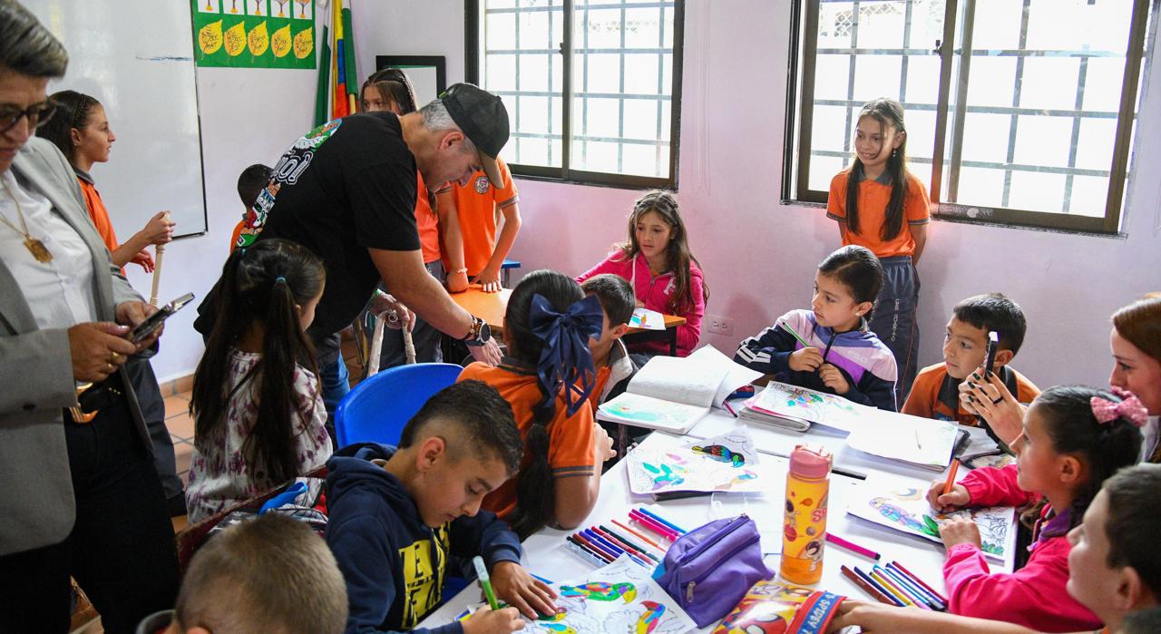 Gobernador Andrés Julián entregó mejoramiento de infraestructura educativa, placa huella y placa polideportiva en El Peñol