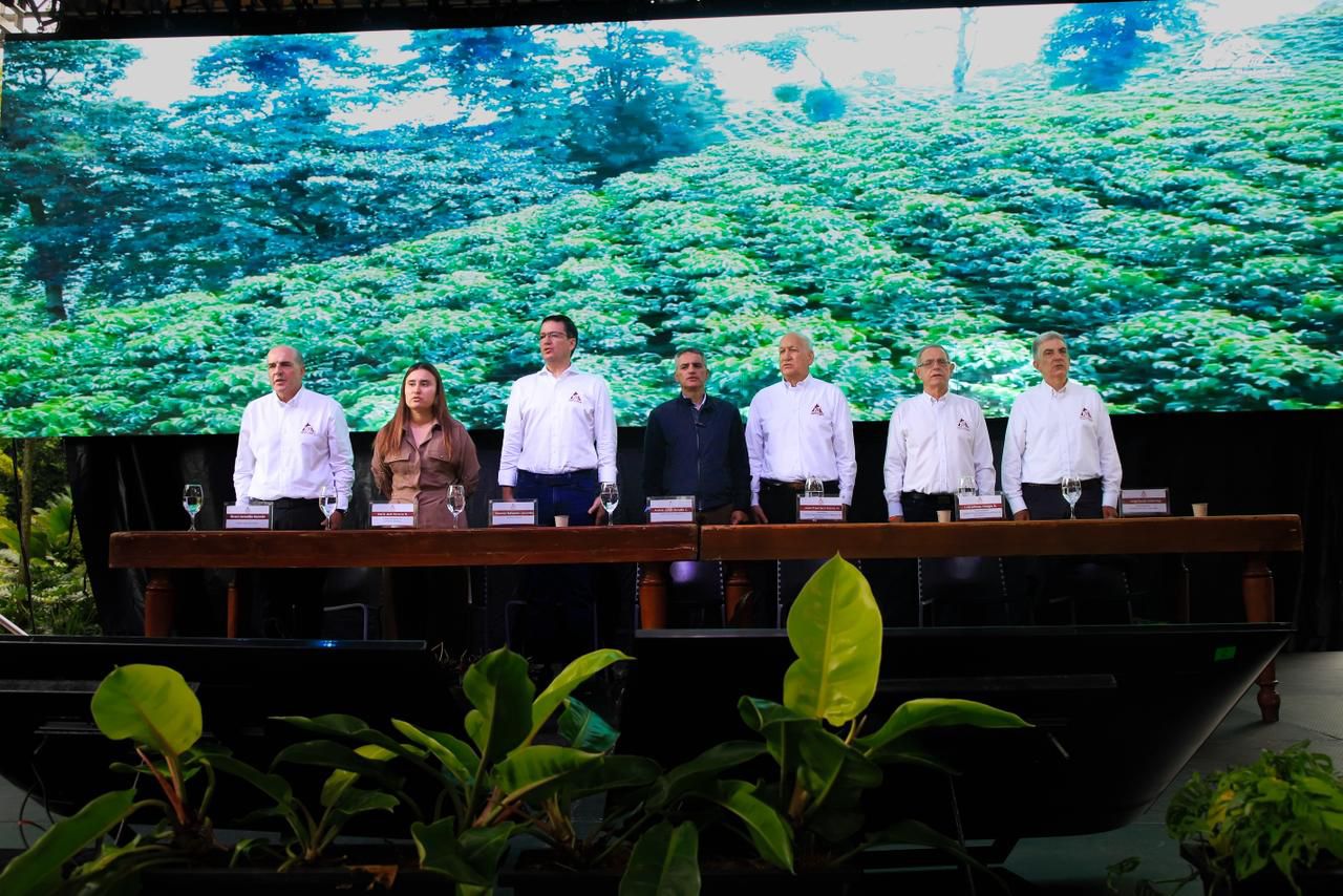 "Tenemos que defender la caficultura y la libertad de cada propietario para hacer con su tierra lo que más le convenga", dijo el Gobernador Andrés Julián ante cafeteros de Antioquia 