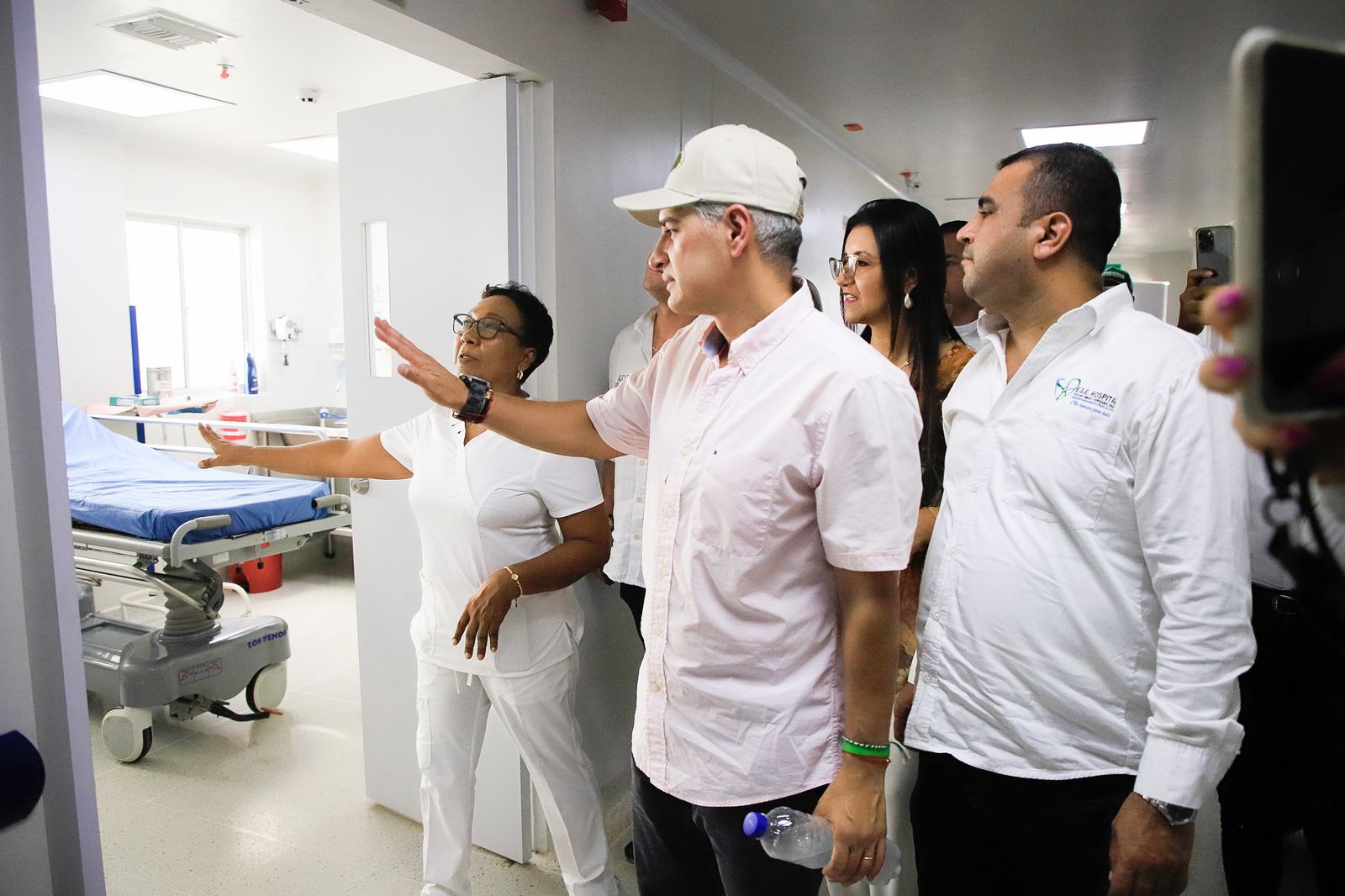 En San Pedro de Urabá, el Gobernador Andrés Julián entregó obras de salud, deporte y vivienda, y anunció solución de servicios públicos para mujeres rurales 