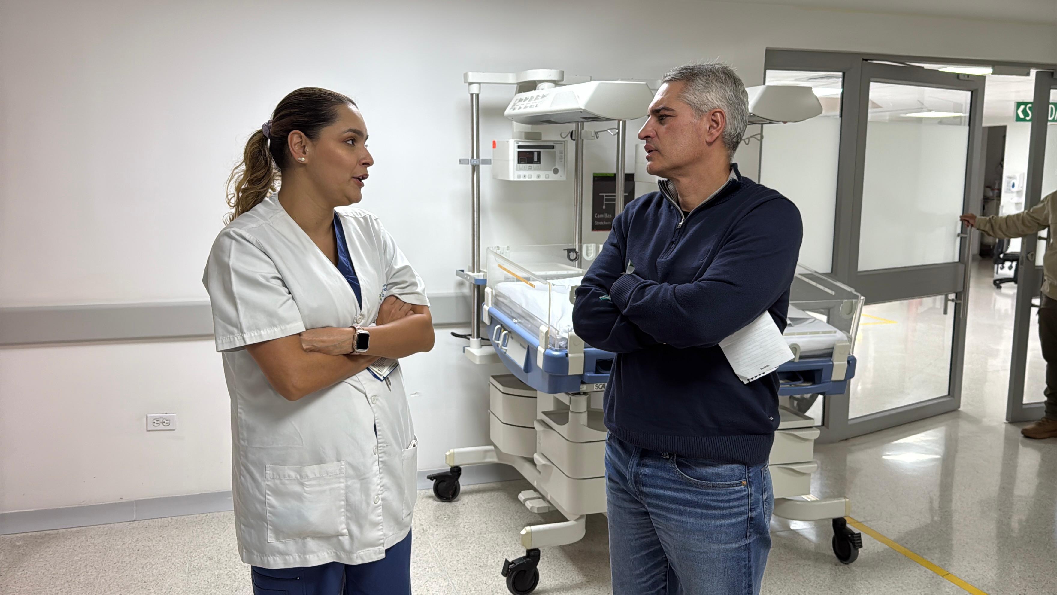 Imagen del gobernador, Andrés Julián Rendón visitando a menores heridos en el hospital