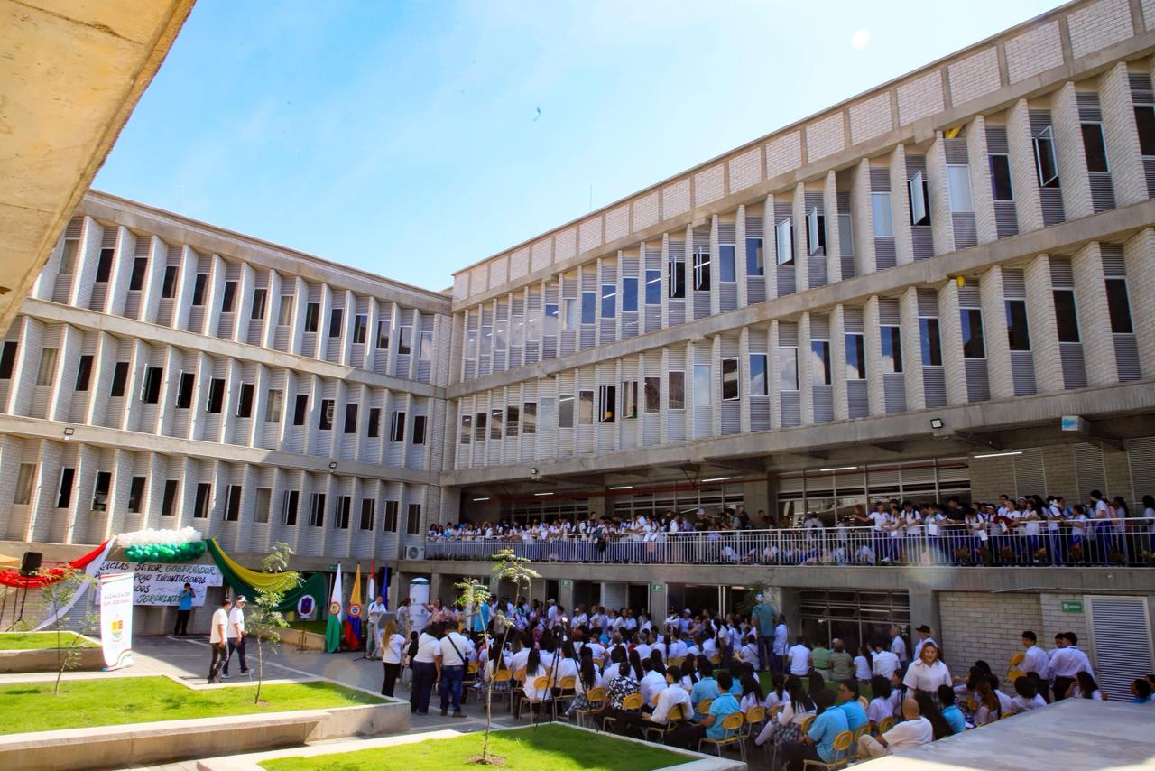 Gobernador Andrés Julián entregó megacolegio, proyecto de vivienda y placa polideportiva en San Jerónimo 