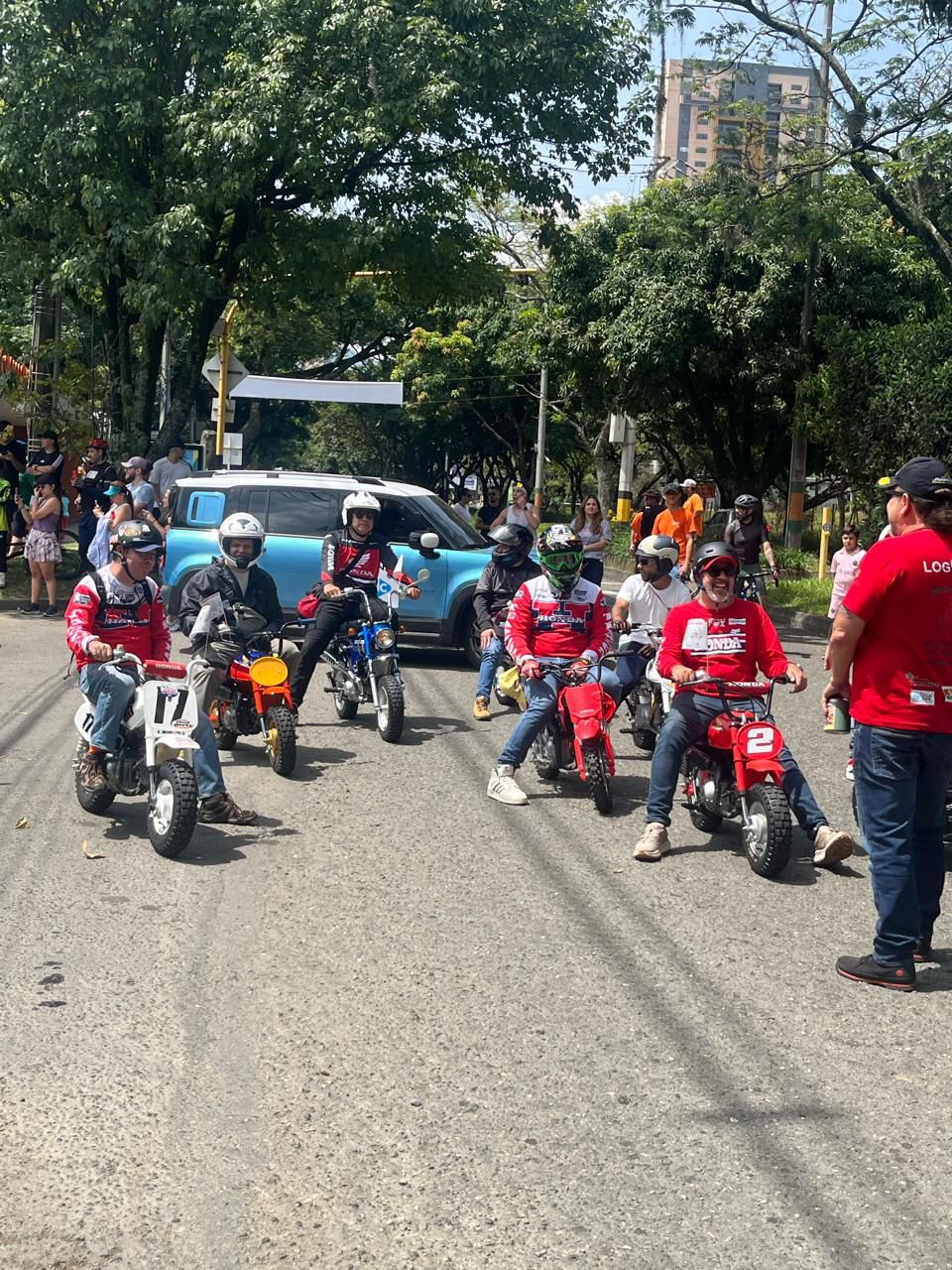 Imagen de caravana de motocicletas clásicas y antiguas entre los municipios de Envigado e Itagüi