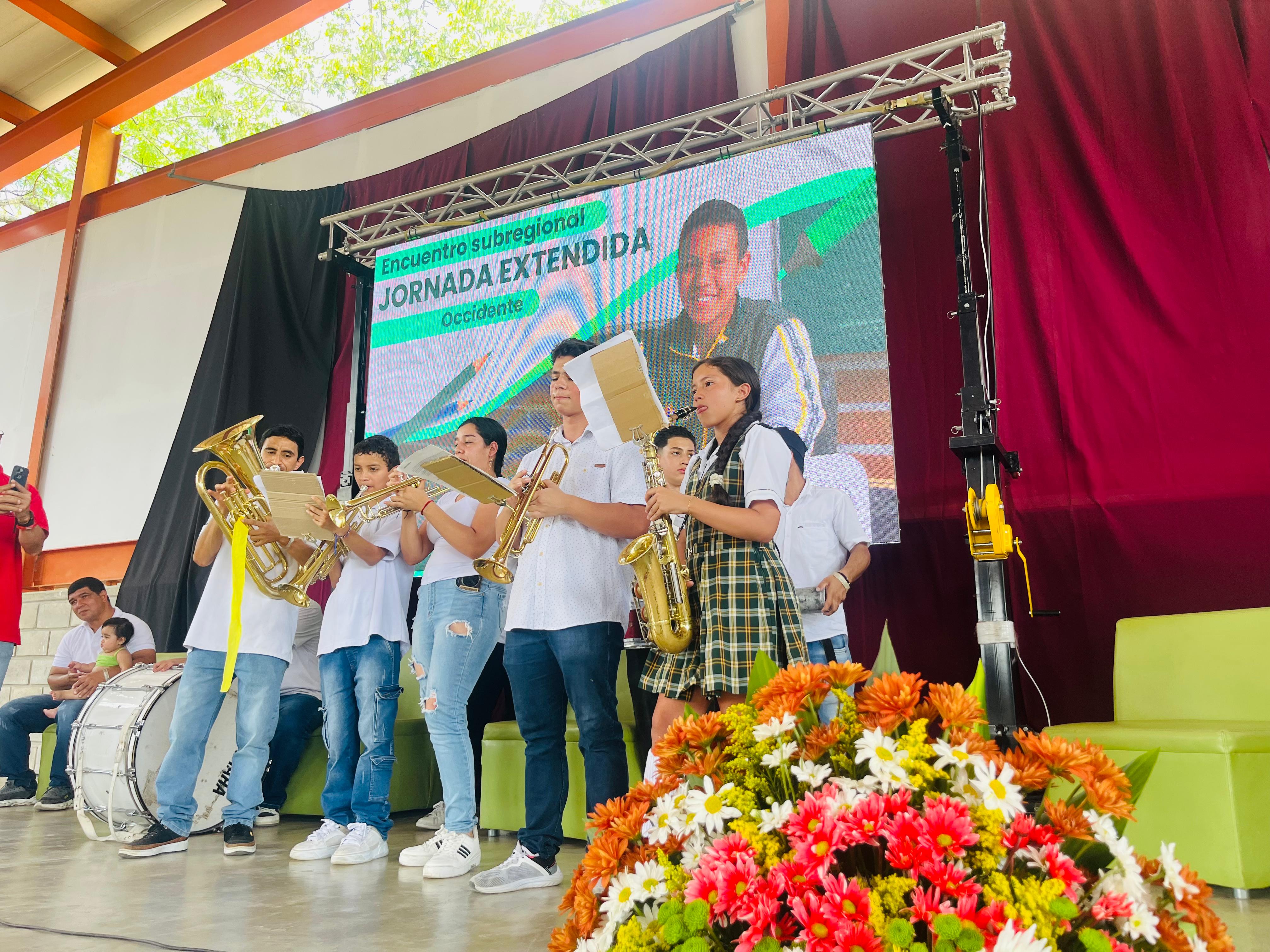 Estudiantes del Occidente expusieron 17 iniciativas desarrolladas en el programa Jornada Extendida de la Gobernación de Antioquia 