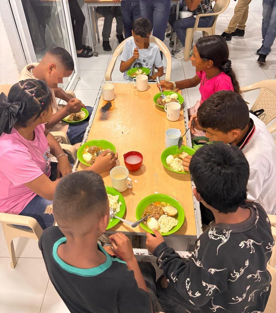 Gobernación de Antioquia atiende con educación, salud y alimentos a familias desplazadas en Briceño  