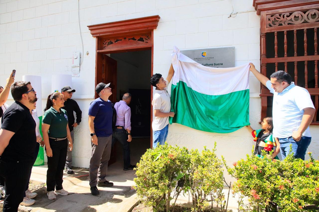 El Gobernador Andrés Julián entregó la renovación de la Casa de la Cultura del corregimiento Sucre, de Olaya, y un kilómetro de placa huella para la comunidad rural 