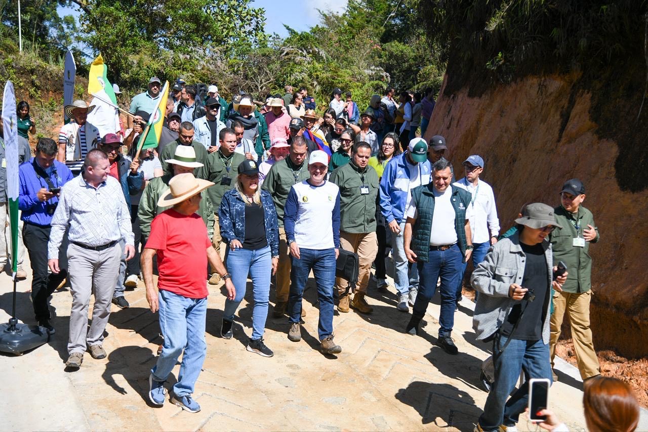 En San Vicente, el Gobernador Andrés Julián anunció que se pavimentarán 18,1 km de vía entre este municipio y El Peñol 
