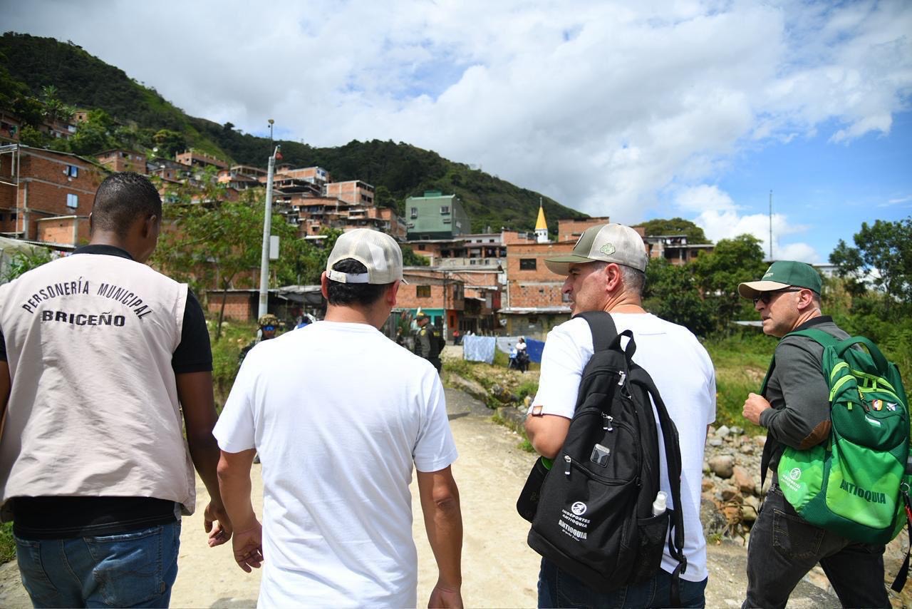 “Estas son las consecuencias de negociar con narcos”, dijo el Gobernador Andrés Julián al visitar el municipio de Briceño, donde más de dos mil 156 personas están desplazadas