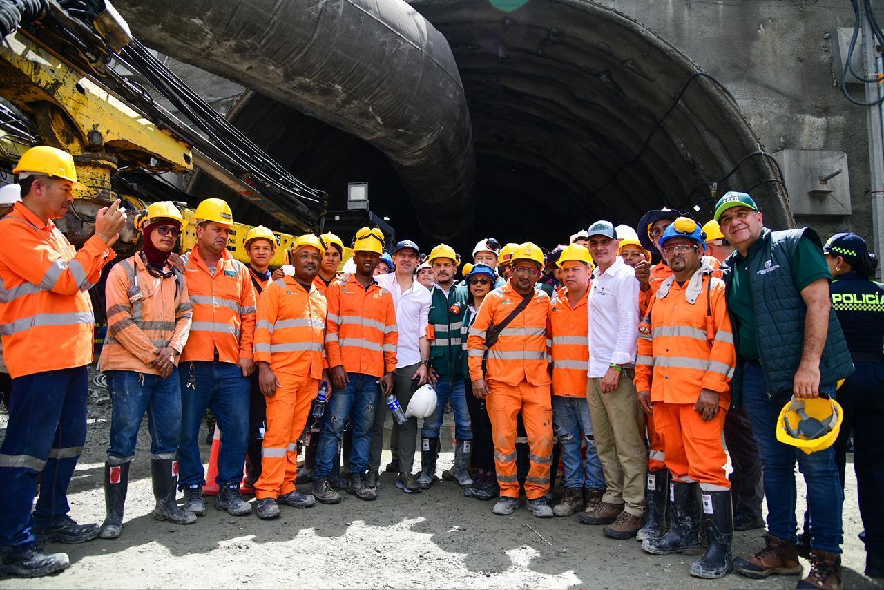 Medellín y Antioquia garantizan recursos para entregarle a Colombia la vía al mar 