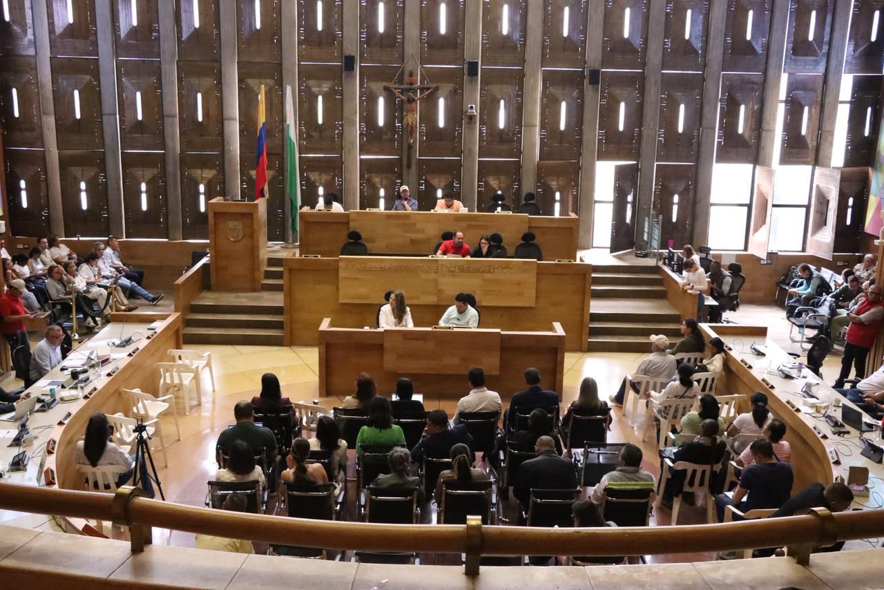 Nueva política Departamental de Vivienda y Hábitat permitirá reducir el déficit habitacional y garantizar una vivienda digna a miles de familias en Antioquia  