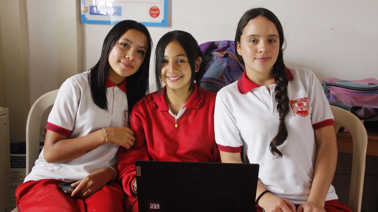 Antioquia fortalece la conectividad rural con internet satelital en sedes educativas oficiales del departamento 