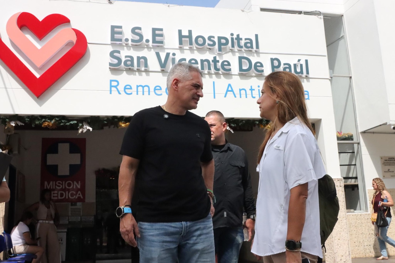 “Hoy es un día muy triste para los antioqueños”, dijo el Gobernador Andrés Julián al visitar a los heridos del accidente vial en el Nordeste 