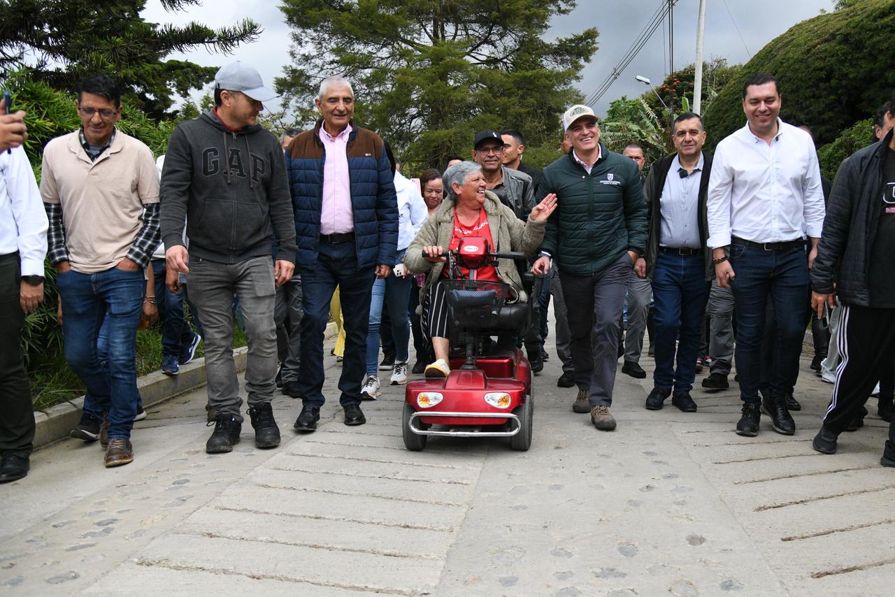 Gobernador Andrés Julián lideró la puesta en marcha de una placa  huella y obras de infraestructura educativa en Marinilla 