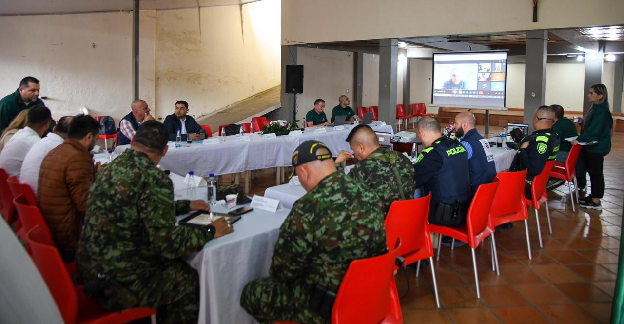 Gobernación de Antioquia trabaja con autoridades y Fuerza Pública  para reforzar la seguridad en la zona Bosques 