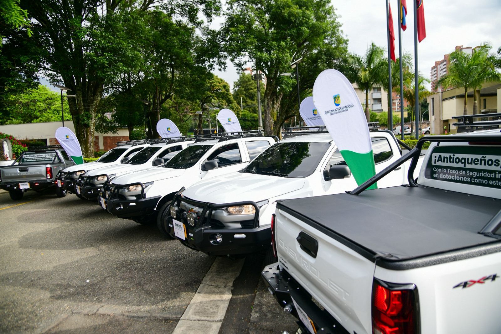 Gobernación de Antioquia entregó seis camionetas blindadas al Ejército Nacional con recursos de la Tasa de Seguridad
