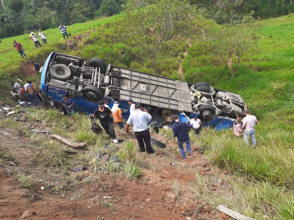 Accidente de tránsito ocurrido en el municipio de Puerto Triunfo deja una persona fallecida y 17 lesionados