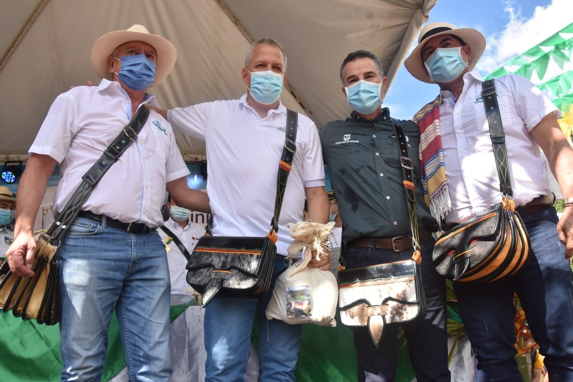 Antioquia y Caldas reiteran compromiso para recuperación y pavimentación de los 159 kilómetros de la Vía del Renacimiento