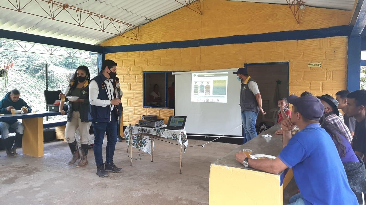 Comunidades de Caramanta y Anorí que arriesgaban sus vidas para cruzar ríos y quebradas tendrán puentes nuevos gracias a Caminos para la Vida