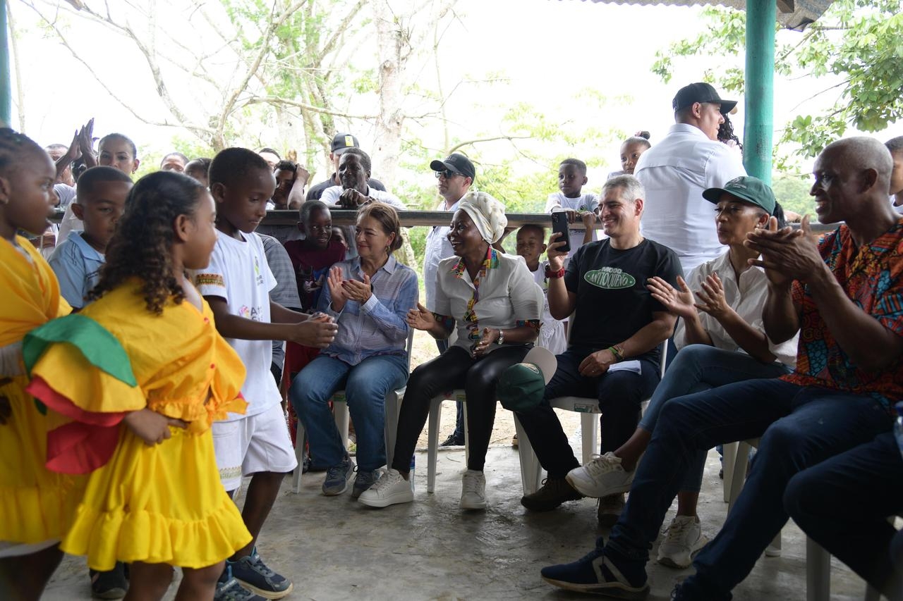 El Gobernador de Antioquia entregó internet satelital en Puerto Girón-Apartadó