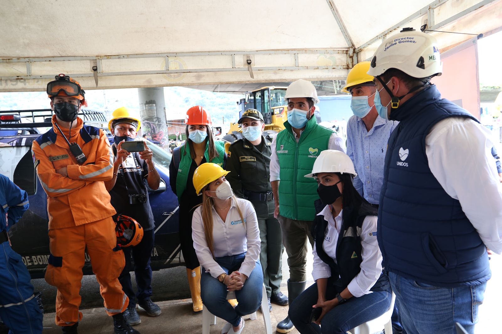 En Antioquia las lluvias generaron deslizamiento de gran magnitud en Copacabana, Gobernacion presente en el sitio